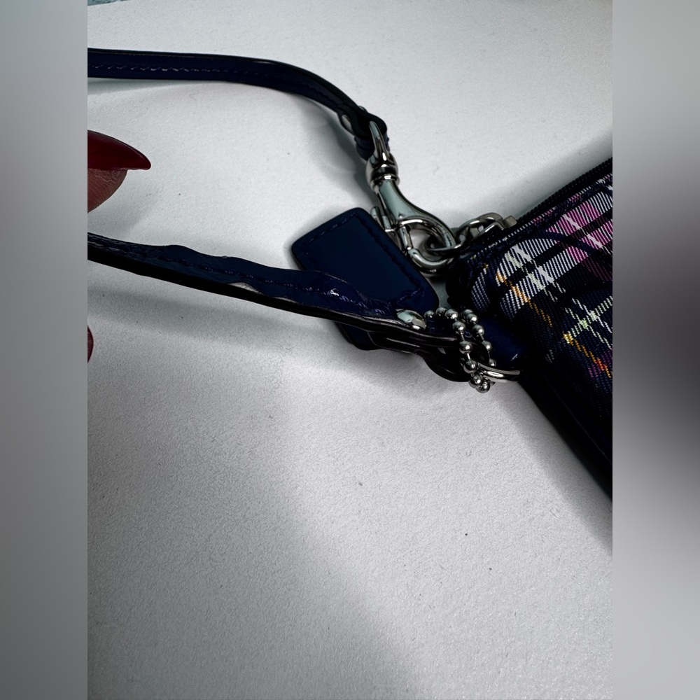 Coach Poppy Wristlet - Picture 5 of 8